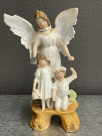 Beschermengel met kinderen, Biscuit porselein, 12 cm, 1900  beschadigd (0)