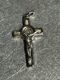 Benedictus kruis geëmailleerd,  4 x 2 cm