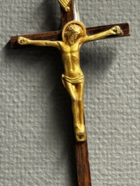 Antiek houten kruis met koperen corpus