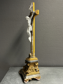 Antiek staand kruis met porseleinen corpus en gips voet