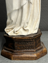 Heiligenbeeld Maria OLV van Trapani, geperst marmer, 33 cm. (4)