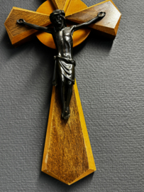 Antiek houten kruis met tinnen corpus