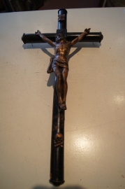 Crucifix, koper en Ebbenhout 49 x 23 cm voor 1900