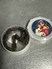 Armband met diverse heiligen afbeeldingen in doosje,