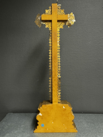 Antiek kruisbeeld – 19e eeuw – porselein en goudverf – neogotische stijl