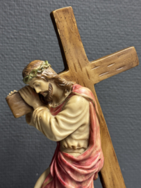 Beeld van Jezus met kruis – handbeschilderd verzwaard resin ca. 1970