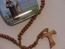 Rozenkrans in blik: Heilige Franciscus, houten kralen en Tau kruis