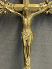 Koperen crucifix, 33 x 20 cm. (2)
