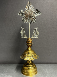 Koper en vuur verguld staand kruis, 46 x 16 cm, ca 1820 met ex voto details (8)