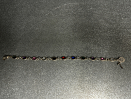 Armband met gekleurd glas en kruisje, 21 cm lang. Zilverkleurig