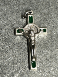 Benedictus kruis geëmailleerd,  4 x 2 cm, groen