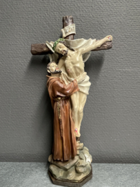 Heiligenbeeld  Franciscus van Assisi onder het kruis, resin, 29 cm (10)