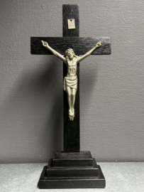 Antiek staand kruis, hout met corpus
