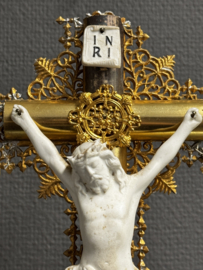 Antiek kruisbeeld – 19e eeuw – porselein en goudverf – neogotische stijl