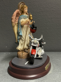 Engelenbeeld Aartsengel Rafaël met motor.