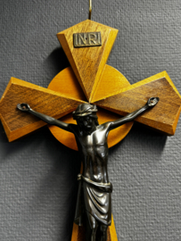 Antiek houten kruis met tinnen corpus