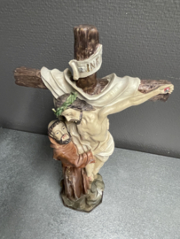 Heiligenbeeld  Franciscus van Assisi onder het kruis, resin, 29 cm (10)