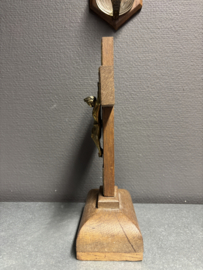 Kruis (16x27 cm) met bijbehorende wijwaterbakje (30x16 cm), koper en hout