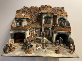 Italiaanse kerststal 75x55x60 cm met 20 figuren 12 cm. 1 Lampje werkt niet (r)