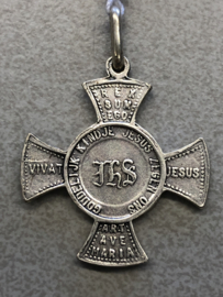 Devotiemedaille Kindje Jezus van Praag kruis, 2.5 cm