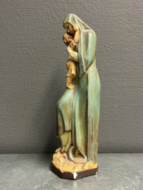 Heiligenbeeld Maria met kind staand op sikkel, gips, licht beschadigd, 26 cm (2)