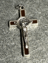 Benedictus kruis geëmailleerd,  4 x 2 cm, bruin.