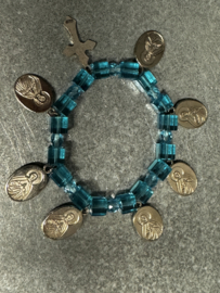 Glas armband met medailles