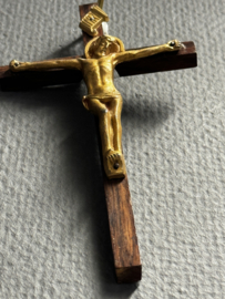 Antiek houten kruis met koperen corpus
