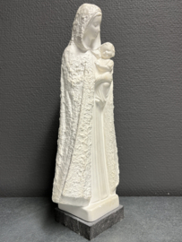 Heiligenbeeld Maria met kind, gips op basaltblok, 33 cm (2)