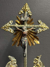 Koper en vuur verguld staand kruis, 46 x 16 cm, ca 1820 met ex voto details (8)