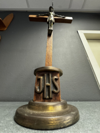 Altaarkruis met Christuscorpus en JHS-voet – hout en koper, ca. 1940