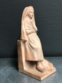 Heiligenbeeld Bernadette, terracotta, 19 cm hoog ca, 1920 Hartmann (3)