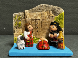 Kerstgroep Kerststal Schotland, aardewerk 9 x 7,5 cm