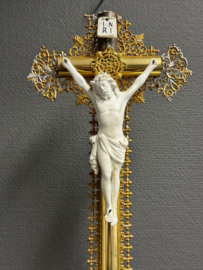 Antiek kruisbeeld – 19e eeuw – porselein en goudverf – neogotische stijl