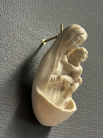 Wijwaterbakje Maria met kind