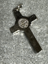 Benedictus kruis geëmailleerd,  4 x 2 cm