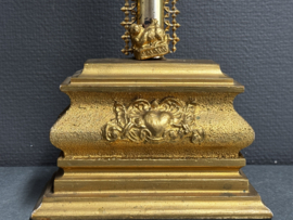 Antiek kruisbeeld – 19e eeuw – porselein en goudverf – neogotische stijl