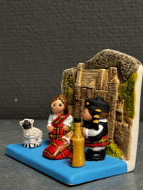 Kerstgroep Kerststal Schotland, aardewerk 9 x 7,5 cm