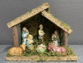 Houten kerststal met porseleinen figuren, 14x12x6,5 cm (9)