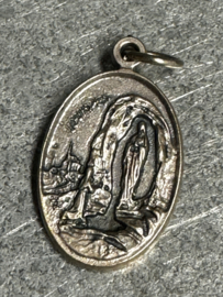 Devotiemedaille Maria Onze Lieve Vrouw van Lourdes met relikwie, 3 CM