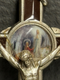 Kruishanger met Corpus Maria Onze Lieve Vrouw van Lourdes