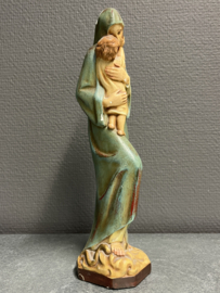 Heiligenbeeld Maria met kind staand op sikkel, gips, licht beschadigd, 26 cm (2)