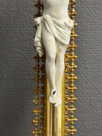 Antiek kruisbeeld – 19e eeuw – porselein en goudverf – neogotische stijl