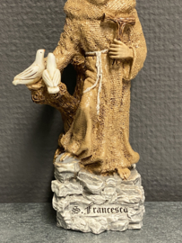 Heiligenbeeld  Franciscus van Assisi met Tau en duiven resin, 15cm. (2)