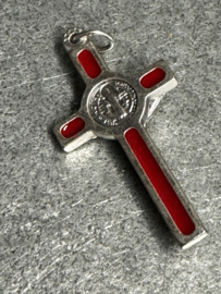 Benedictus kruis geëmailleerd,  4 x 2 cm, rood