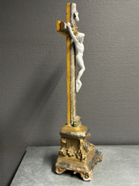 Antiek staand kruis met porseleinen corpus en gips voet