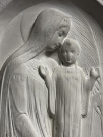 Regina Pacis – Gipsreliëf Maria met Kind Jezus