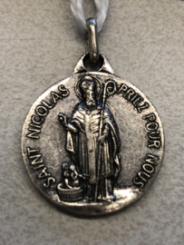 Devotiemedaille Nicolaas van Bari met kinderen pekelton, 2 cm