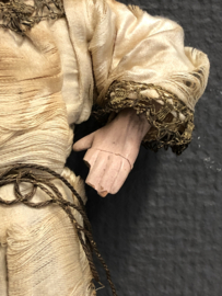 Heiligenbeeld kindje Jezus, 21 cm, 18e eeuw, kurk en terracotta, zijde gewaad erg verweerd. (10)