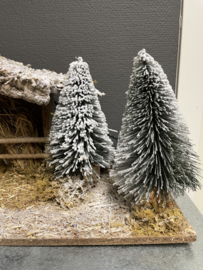 Kerststal hout, met dennenbomen en licht, 56x23x20 cm (8)